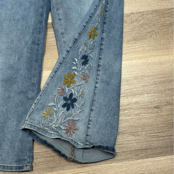 Project Indigo cropped jeans with the sweetest embroidered flowers – size 14 - Picture 2 of 9